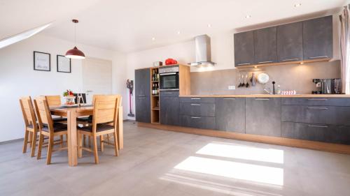 una cucina con tavolo e sedie in una cucina di Ferienwohnung Weitblick a Durbach