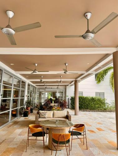 an indoor patio with a table and chairs at Hotel Morúa in Yopal