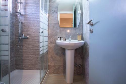 a bathroom with a sink and a shower at Athina résidence in Nydri