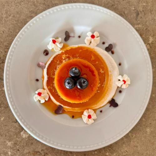 a plate with a pancake with fruit and blueberries at Hotel Morúa in Yopal