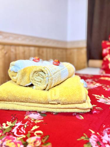 a pile of towels sitting on top of a table at Ferienhaus Daddy Bernd in Niederstadtfeld