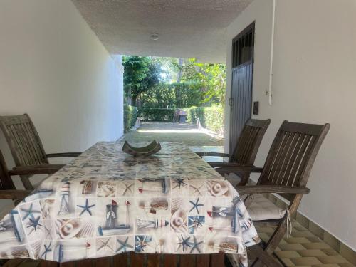 un tavolo da pranzo con una tovaglia sopra di VILLETTA 8 - Premium Villas a Giulianova