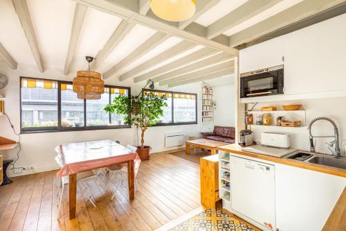 une cuisine avec une table et un comptoir dans l'établissement GuestReady - Great ap near Buttes Chaumont Park, à Paris