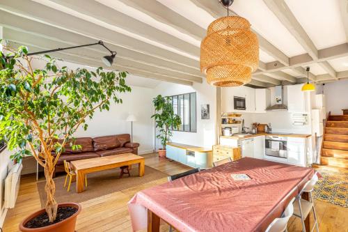 un salon avec une table et un canapé dans l'établissement GuestReady - Great ap near Buttes Chaumont Park, à Paris