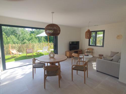 un salon avec une table et des chaises dans l'établissement l'éden des Baronnies, à Mirabel-aux-Baronnies