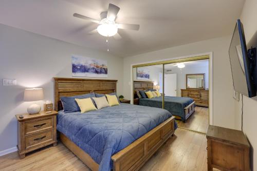 Postel nebo postele na pokoji v ubytování Pool and Lake Hamilton Access Hot Springs Condo!