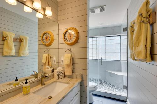 Koupelna v ubytování Pool and Lake Hamilton Access Hot Springs Condo!