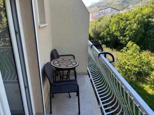 a balcony with a table and chairs on a balcony at Apartments Nevenka i Josko in Tučepi