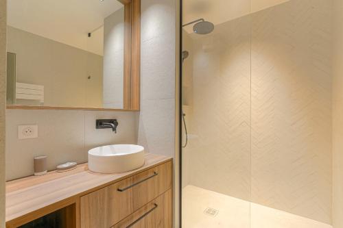 ein Badezimmer mit Waschbecken und Dusche in der Unterkunft Luxe et Design avec parking gratuit in Lyon