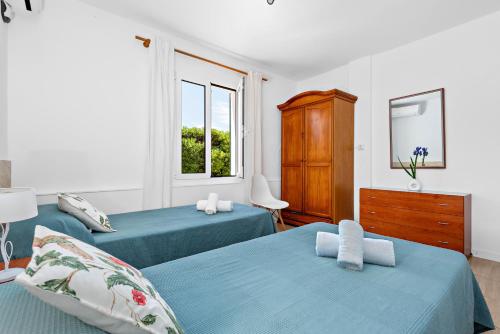 a bedroom with two beds and a window at Chalet de lujo Villa Audaz in Cala Blanca