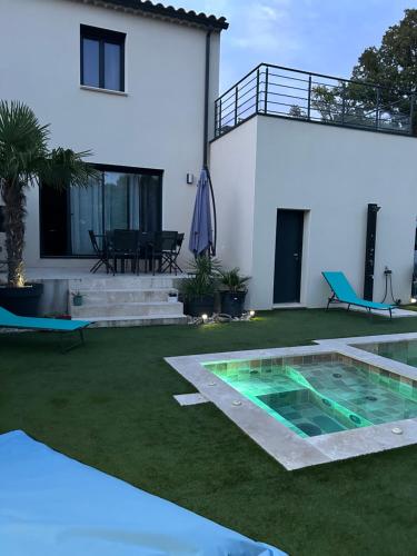 une maison avec une piscine dans la cour dans l'établissement Luxury House Family’s, à Carpentras