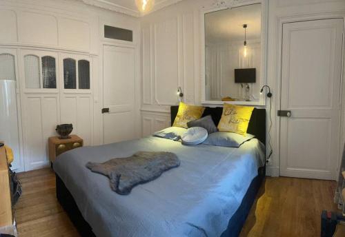 une chambre avec un grand lit avec une couverture dessus dans l'établissement Freroski 216, à Mont-Dore