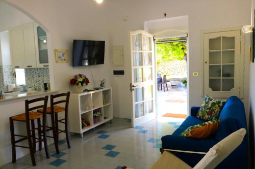 TV a/nebo společenská místnost v ubytování Villa Maria in Puglia con pineta vicino al mare