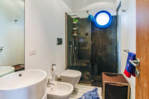 ヴルカーノにあるVilla Penelopeのバスルーム(洗面台、トイレ、シャワー付)