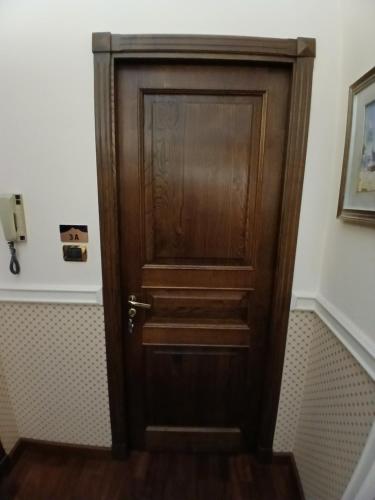 a wooden door in the corner of a room at La Suite del Vulcano in Belpasso