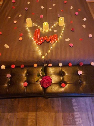 a chocolate couch with a heart and a candle in the middle at Le temps suspendu in Trèbes