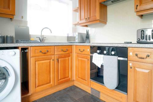 Η κουζίνα ή μικρή κουζίνα στο Modern 2 BR ground floor apartment with parking and garden