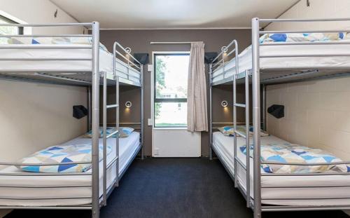 Postel nebo postele na pokoji v ubytování Wallaby Backpackers Hostel Perth - note - Valid passport required to check in -