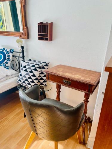 a desk and a chair next to a bedroom at Apartamento Plauen in Plauen