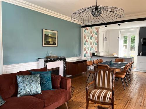 un salon avec un canapé et une table dans l'établissement Azalée, à Granville