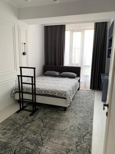 Katil atau katil-katil dalam bilik di Stunning Designer Apartment in Bishkek