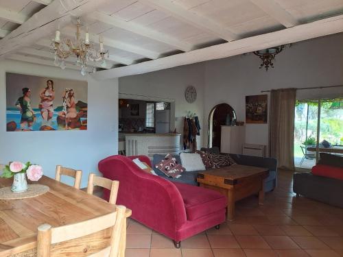 un salon avec un canapé rouge et une table dans l'établissement villa, à Arles