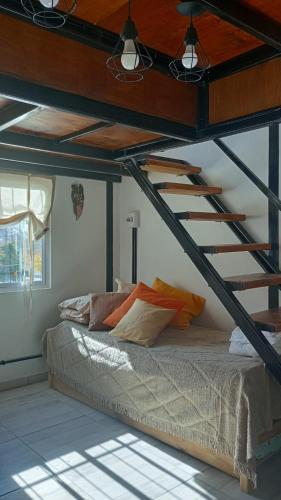 a bedroom with a bunk bed with a ladder at Apartamento Julio Cesar I in Godoy Cruz