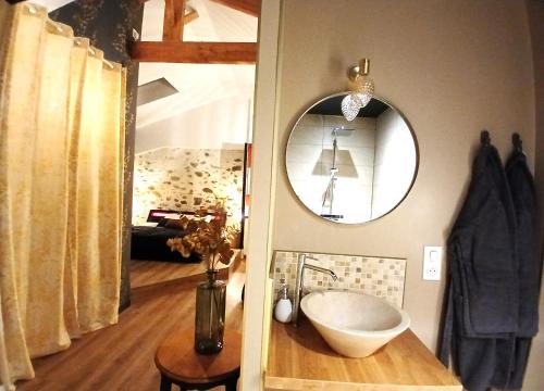 Koupelna v ubytování La Passionnante Gîte avec Spa privatif