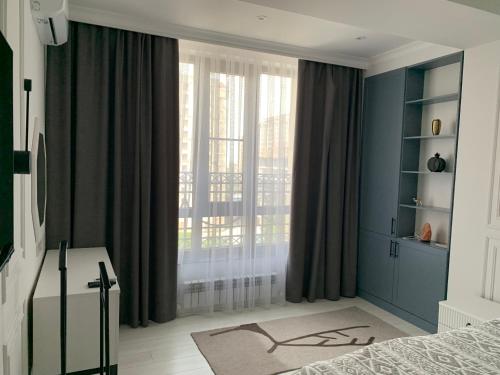 Katil atau katil-katil dalam bilik di Stunning Designer Apartment in Bishkek
