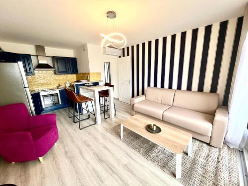 un salon avec un canapé et une table dans l'établissement Appart cosy calme Coté port & plage Canet, à Canet