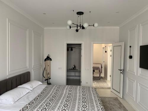 Katil atau katil-katil dalam bilik di Stunning Designer Apartment in Bishkek