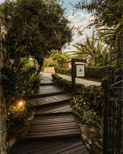 Taman di luar Hospedaria das Brisas