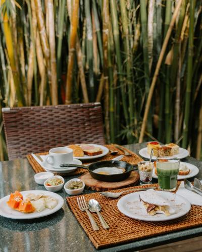 Makanan di atau berdekatan rumah tamu ini
