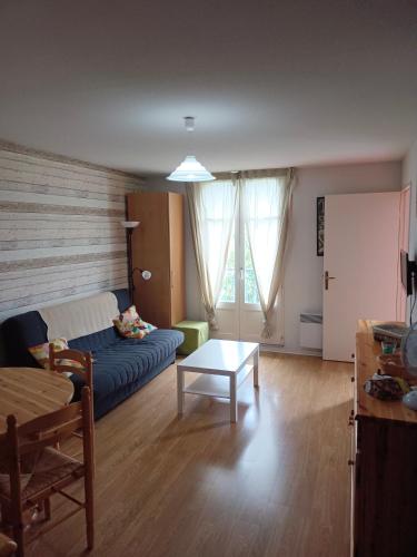 un salon avec un canapé et une table dans l'établissement Appartement 5 personnes centre de Luchon, à Luchon
