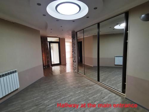 an empty room with a hallway at the main entrance at 216м апартаменты на пляже Уреки для отдыха большой семьи или компании in Ureki