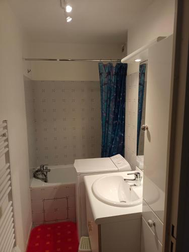 une salle de bain avec un lavabo, une baignoire et une douche dans l'établissement Appartement 5 personnes centre de Luchon, à Luchon