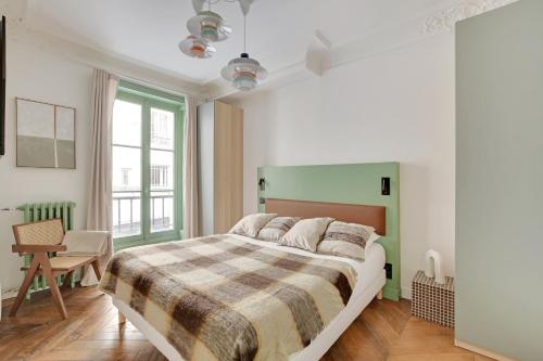 une chambre avec un grand lit et une table dans l'établissement Pure Gem in the Heart of Saint Germain - 2CH-6P, à Paris