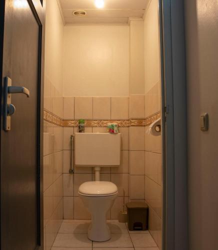 a small bathroom with a toilet in a room at Sabajo appartement verhuur in Paramaribo