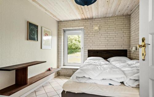 Schlafzimmer mit einem großen weißen Bett und einem Fenster in der Unterkunft Stunning Home In Knebel With Kitchen in Knebel