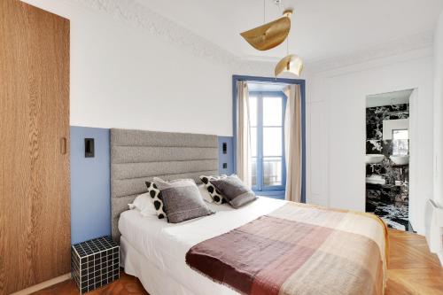 Posteľ alebo postele v izbe v ubytovaní Parisian Luxury & Charm - St Germain