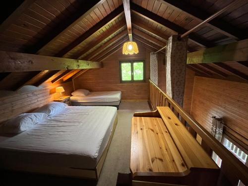 Postel nebo postele na pokoji v ubytování Chalet entier, vue panoramique, ruisseau et sauna.