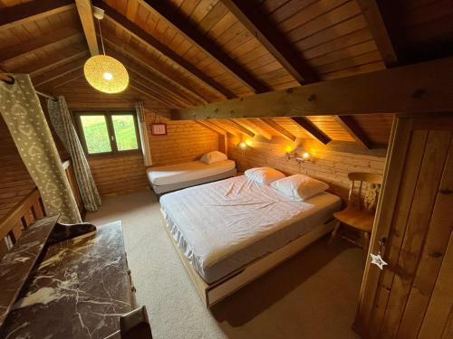 Postel nebo postele na pokoji v ubytování Chalet entier, vue panoramique, ruisseau et sauna.
