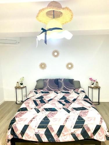 - une chambre avec un grand lit et un plafond dans l'établissement La pinéa, à Port-la-Nouvelle