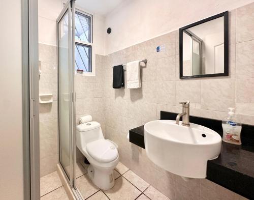 Un baño de Coco Suites by Andiani Travel