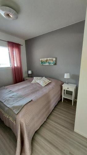 ein Schlafzimmer mit großem Bett und Fenster in der Unterkunft Meritähti 204 in Kalajoki