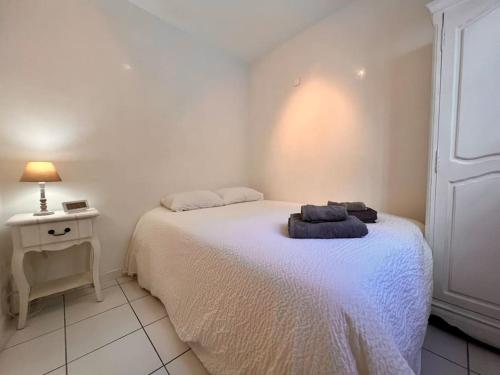 une petite chambre avec un lit et une table de chevet dans l'établissement Cannes Garden Suquet, Terrasse & Garage, à Cannes