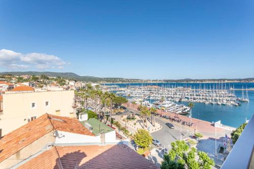 une vue d'un port avec des bateaux dans l'eau dans l'établissement La Panoramique du Port - Welkeys, à Bandol