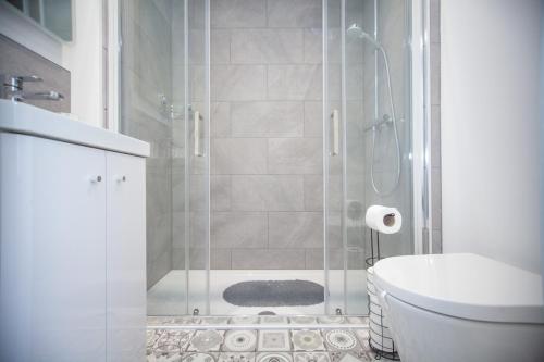 Un baño con ducha, inodoro y lavabo. en Quayside Quarters, en Weymouth