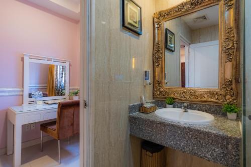 胡志明市的住宿－Fortune 1127 - Central Hotel，一间带水槽和镜子的浴室