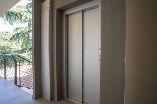 a sliding glass door in a room with a balcony at Monolocale Moderno Valpolicella Verona - Jala in San Pietro in Cariano
